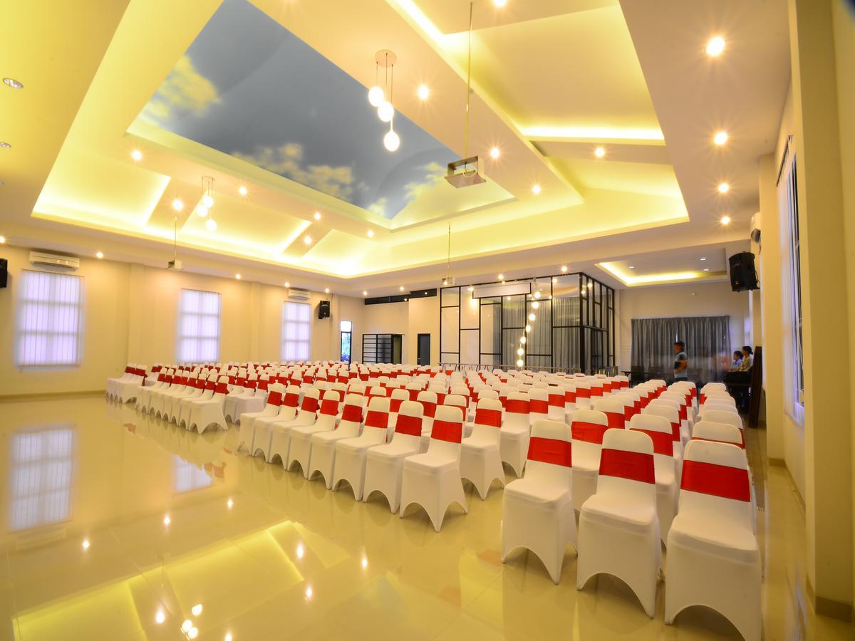 Queen City Hotel Banjarmasin Банджармасін Екстер'єр фото