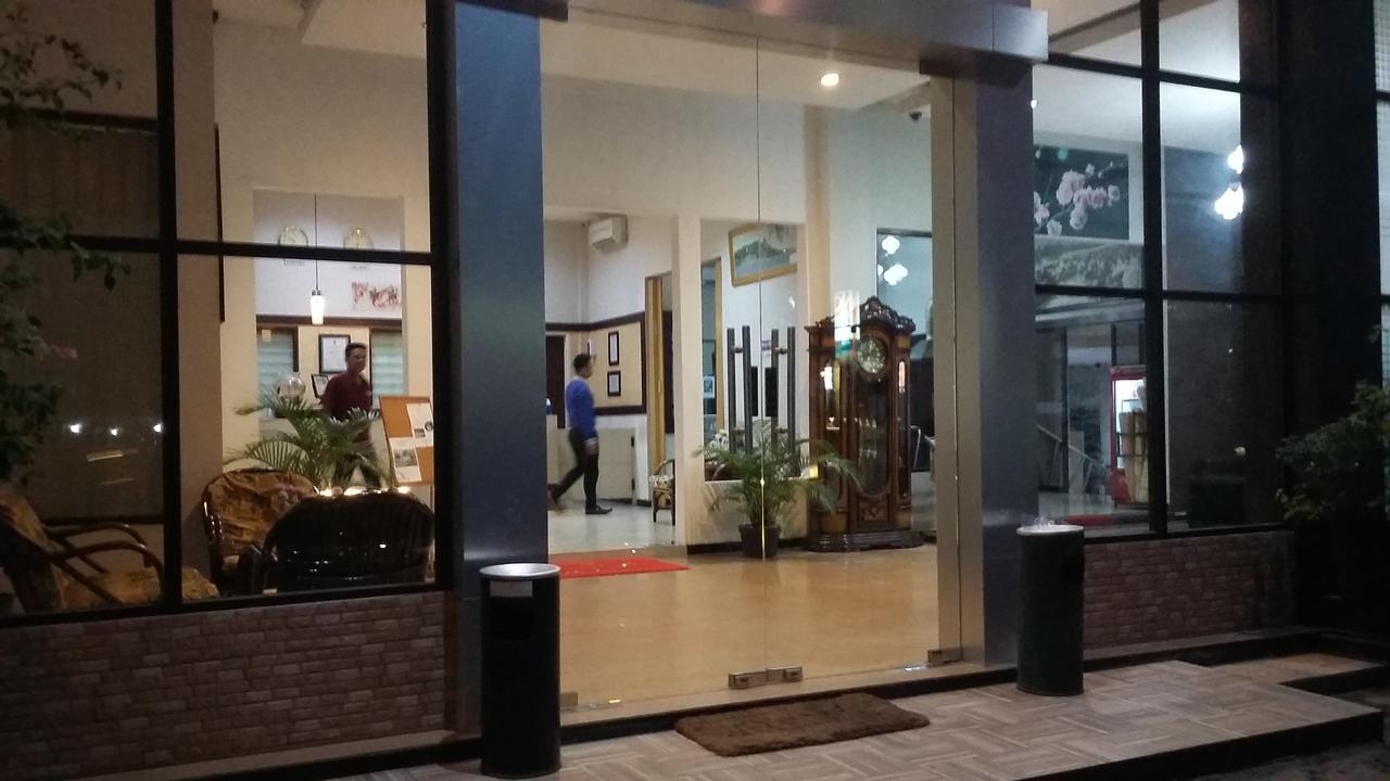 Queen City Hotel Banjarmasin Банджармасін Екстер'єр фото